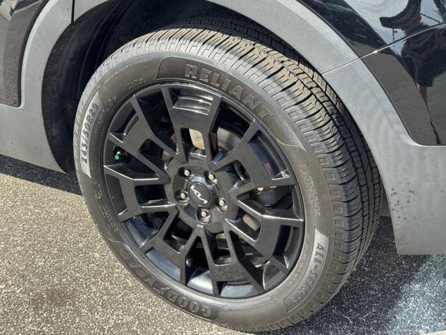 Photo of 2022 Ebony Black Kia Telluride