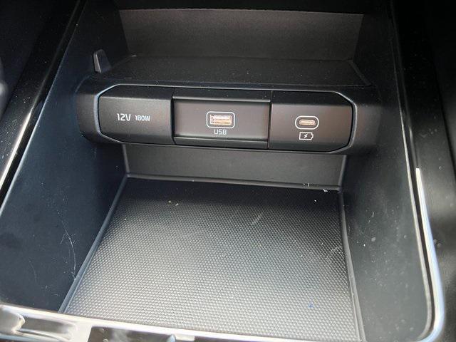 Photo of 2025 Everlasting Silver Kia Telluride