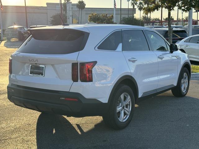 Photo of 2023 Glacial White Pearl Kia Sorento