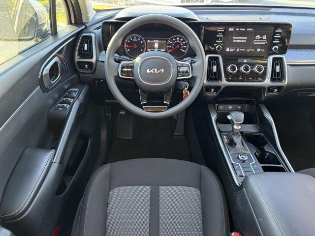 Photo of 2023 Glacial White Pearl Kia Sorento