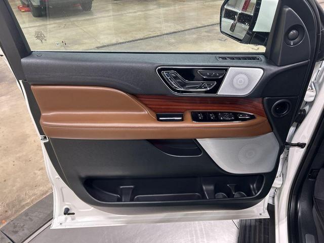 Photo of 2024 Pristine White Metallic Tri-Coat Lincoln Navigator