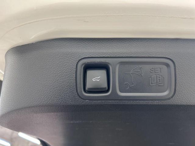Photo of 2024 Pristine White Metallic Tri-Coat Lincoln Navigator