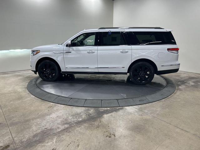 Photo of 2024 Pristine White Metallic Tri-Coat Lincoln Navigator
