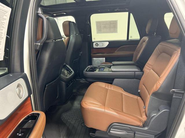 Photo of 2024 Pristine White Metallic Tri-Coat Lincoln Navigator