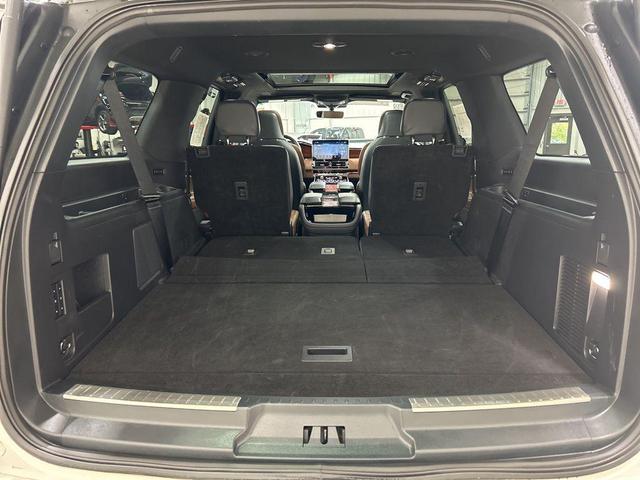 Photo of 2024 Pristine White Metallic Tri-Coat Lincoln Navigator