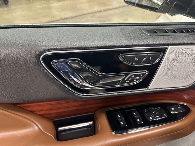 Photo of 2024 Pristine White Metallic Tri-Coat Lincoln Navigator