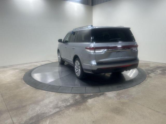 Photo of 2022 Silver Radiance Metallic Clearcoat Lincoln Navigator