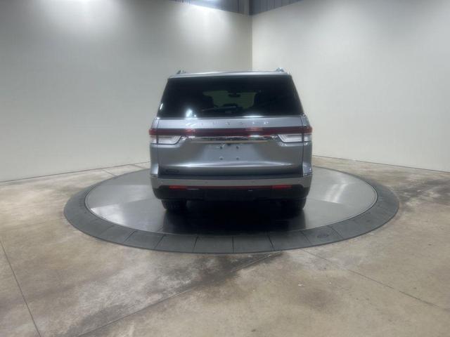 Photo of 2022 Silver Radiance Metallic Clearcoat Lincoln Navigator