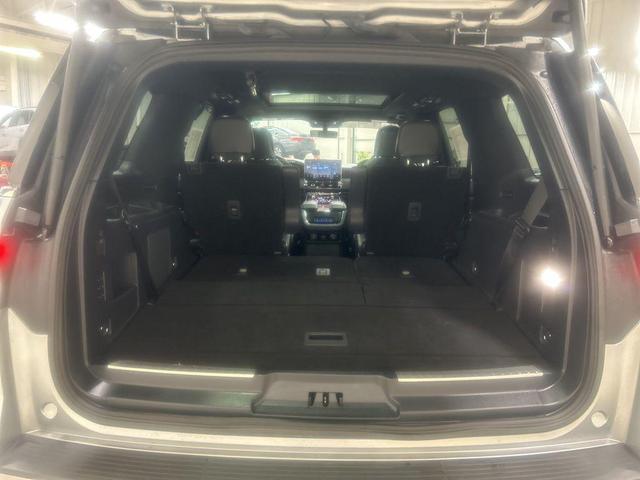 Photo of 2022 Silver Radiance Metallic Clearcoat Lincoln Navigator