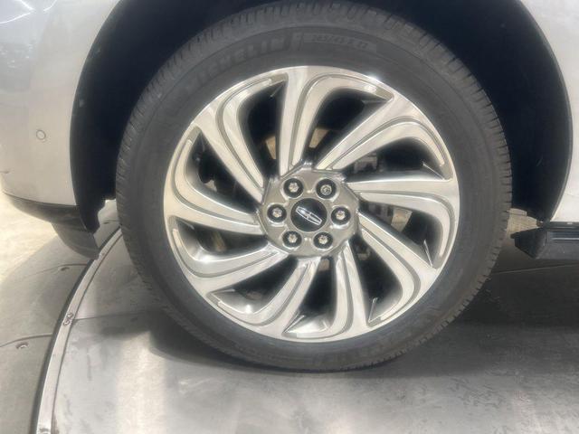 Photo of 2022 Silver Radiance Metallic Clearcoat Lincoln Navigator