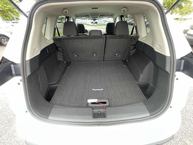 Photo of 2025 Glacier White Nissan Rogue