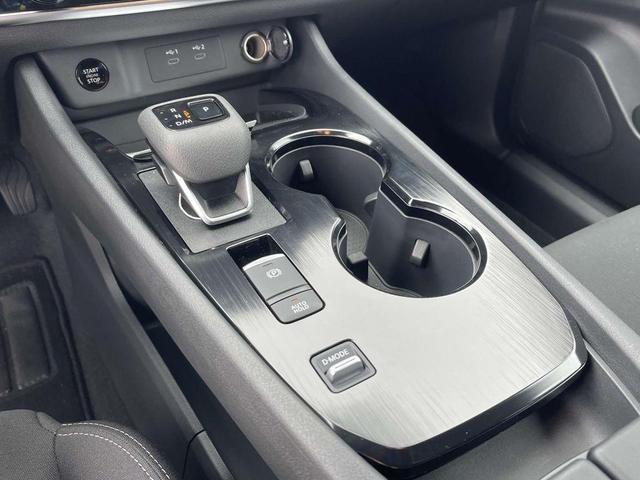 Photo of 2025 Glacier White Nissan Rogue