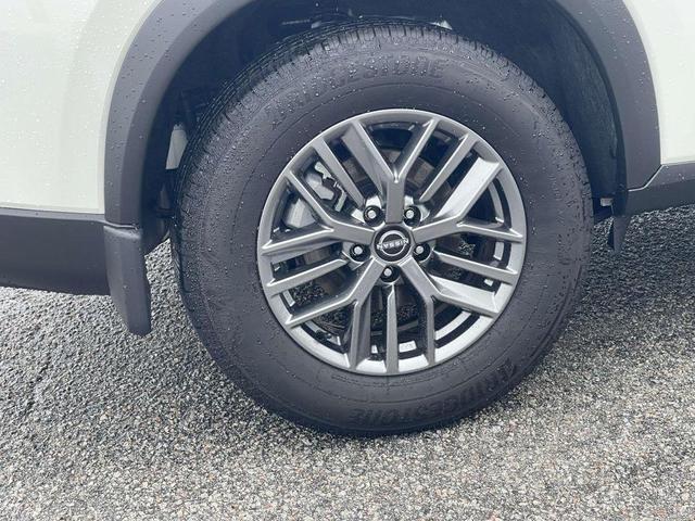 Photo of 2025 Glacier White Nissan Rogue