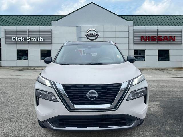 Photo of 2023 2 Tone White / Black Roof Nissan Rogue