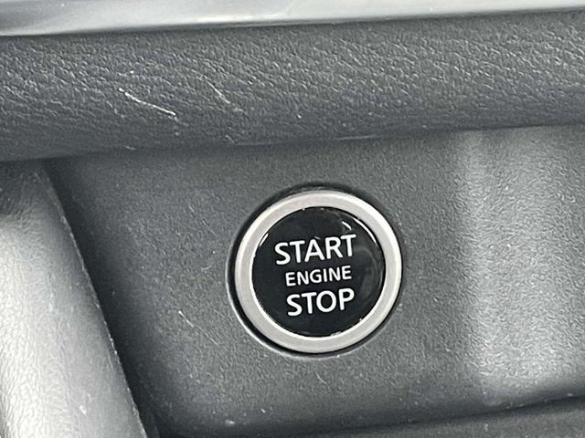 Photo of 2023 2 Tone White / Black Roof Nissan Rogue