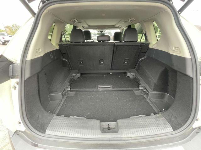 Photo of 2023 2 Tone White / Black Roof Nissan Rogue