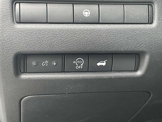 Photo of 2023 2 Tone White / Black Roof Nissan Rogue