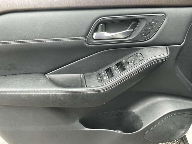 Photo of 2023 2 Tone White / Black Roof Nissan Rogue