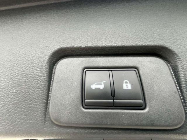 Photo of 2023 2 Tone White / Black Roof Nissan Rogue