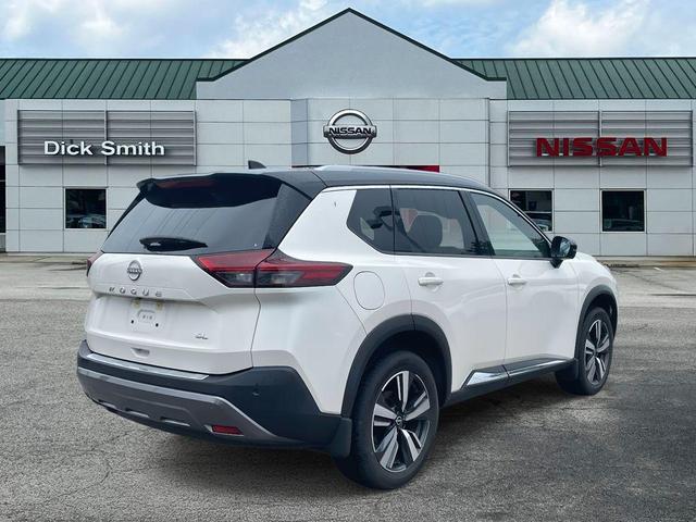Photo of 2023 2 Tone White / Black Roof Nissan Rogue