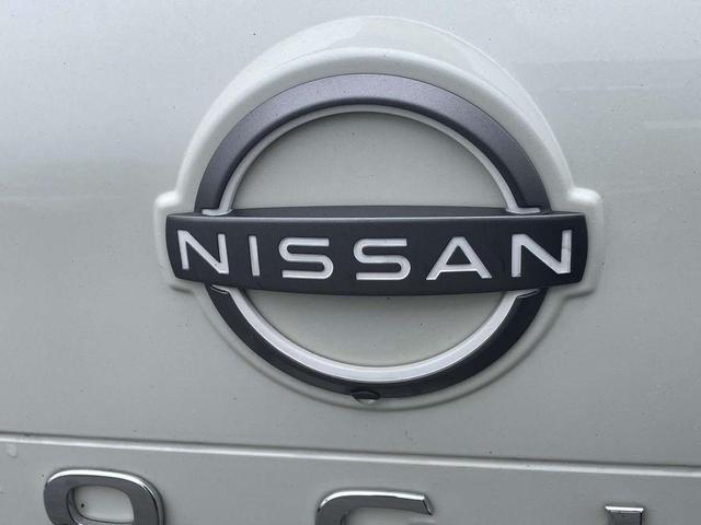 Photo of 2023 2 Tone White / Black Roof Nissan Rogue