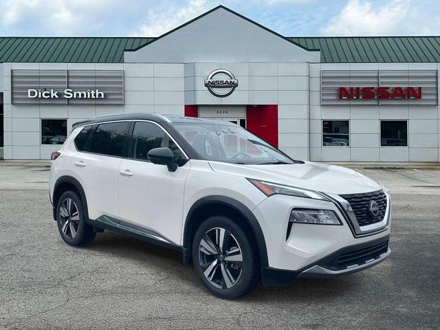 Photo of 2023 2 Tone White / Black Roof Nissan Rogue