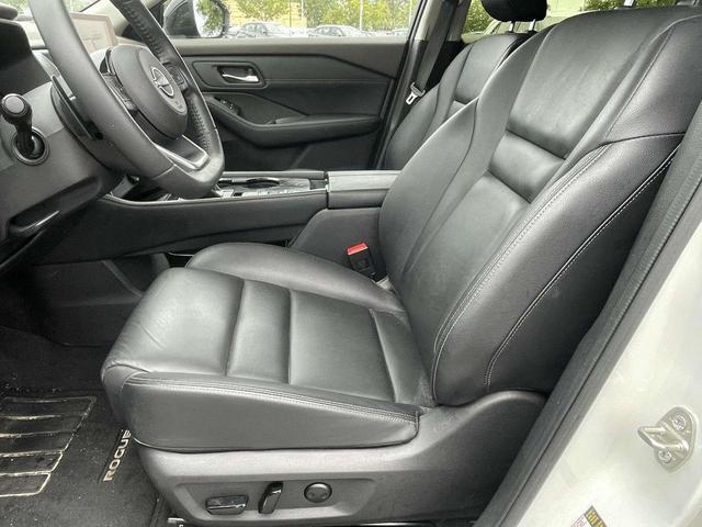 Photo of 2023 2 Tone White / Black Roof Nissan Rogue