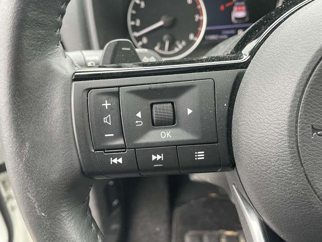 Photo of 2023 2 Tone White / Black Roof Nissan Rogue