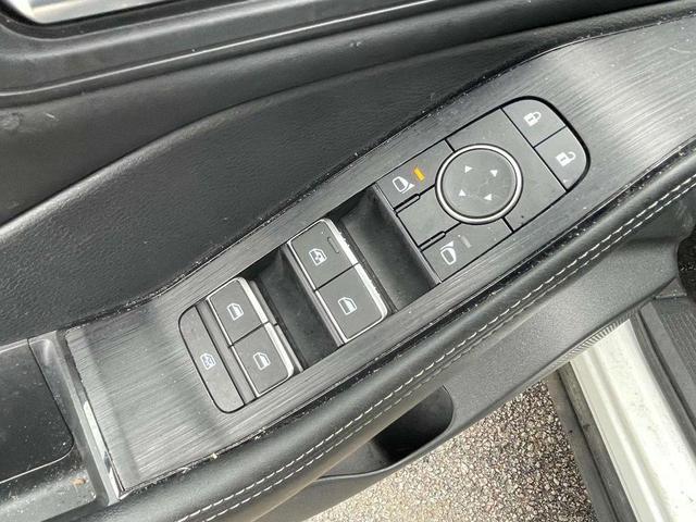 Photo of 2023 2 Tone White / Black Roof Nissan Rogue