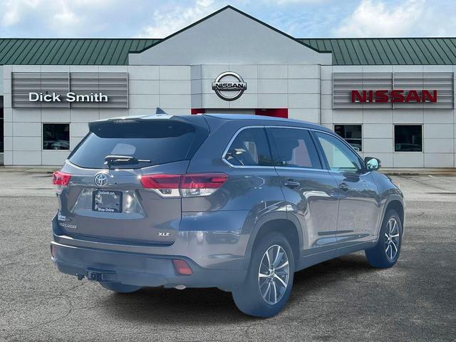 Photo of 2018 Gray Toyota Highlander