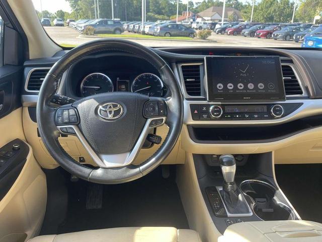 Photo of 2018 Gray Toyota Highlander