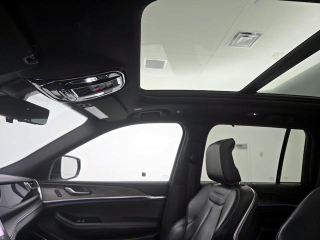 Photo of 2022 Silver Jeep Grand Cherokee