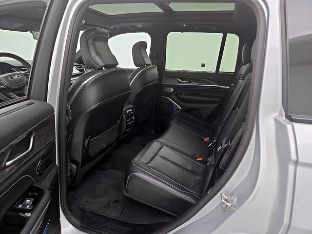 Photo of 2022 Silver Jeep Grand Cherokee