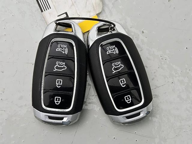 Photo of 2019 White Hyundai Veloster