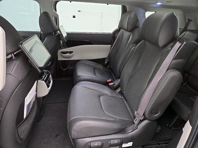 Photo of 2022 Gray Kia Carnival
