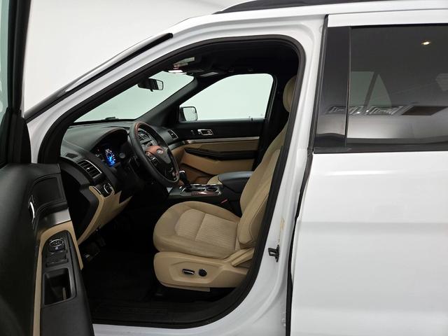 Photo of 2017 White Ford Explorer