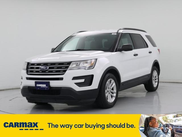 Photo of 2017 White Ford Explorer
