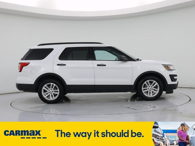 Photo of 2017 White Ford Explorer