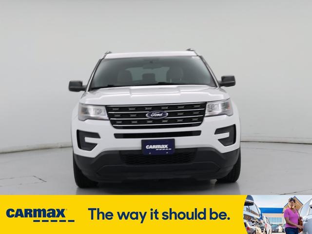 Photo of 2017 White Ford Explorer