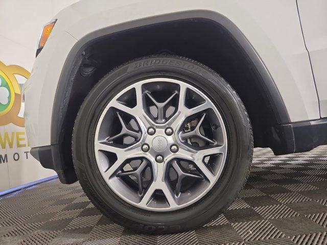 Photo of 2021 Bright White Clearcoat Jeep Grand Cherokee