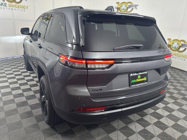 Photo of 2025 Metallic Jeep Grand Cherokee