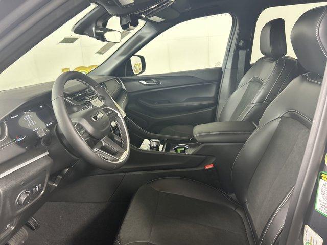 Photo of 2025 Metallic Jeep Grand Cherokee