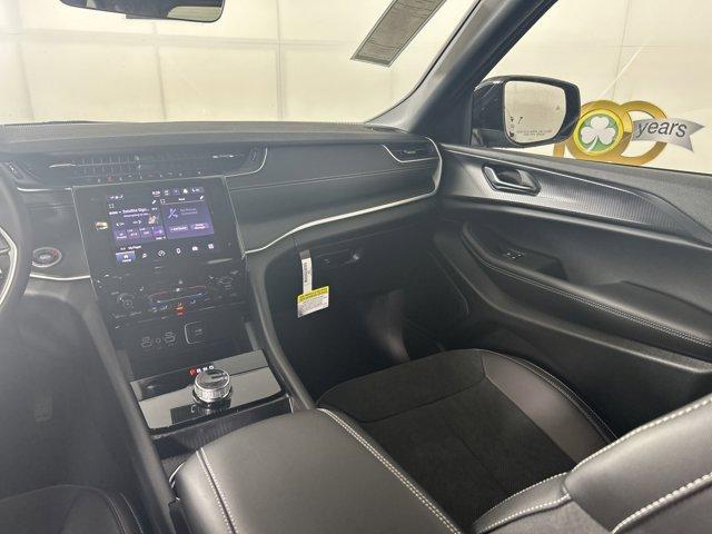 Photo of 2025 Metallic Jeep Grand Cherokee