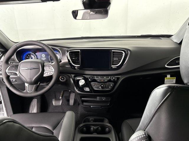 Photo of 2026 Bright White Clearcoat Chrysler Voyager