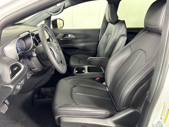 Photo of 2026 Bright White Clearcoat Chrysler Voyager
