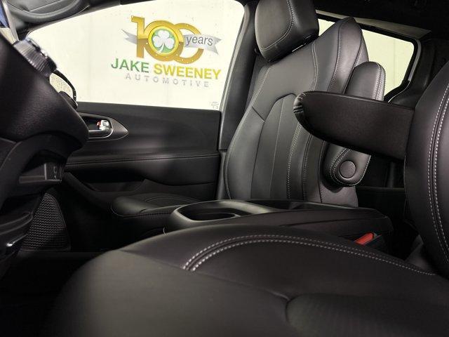 Photo of 2026 Bright White Clearcoat Chrysler Voyager
