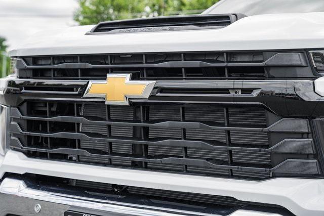 Photo of 2025 Summit White Chevrolet Silverado 3500