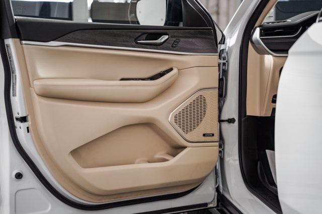 Photo of 2022 Bright White Clearcoat Jeep Grand Cherokee L