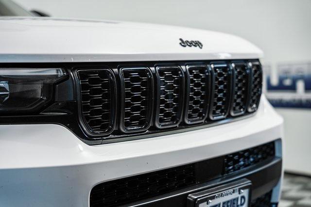 Photo of 2022 Bright White Clearcoat Jeep Grand Cherokee L