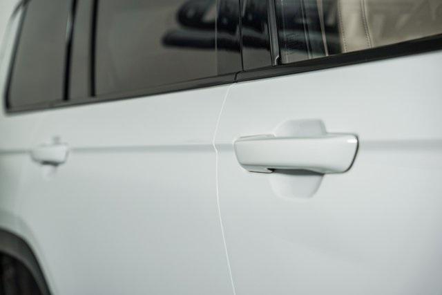 Photo of 2022 Bright White Clearcoat Jeep Grand Cherokee L